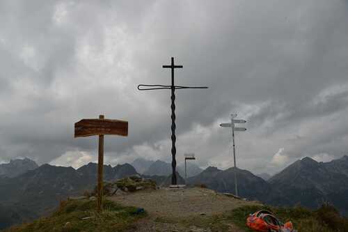 Montage des Carl-Lampert-Kreuzes anlässlich '50 Jahre Diözese Feldkirch' am 18. September 2018 am Kreuzjoch am Golm im Montafon.